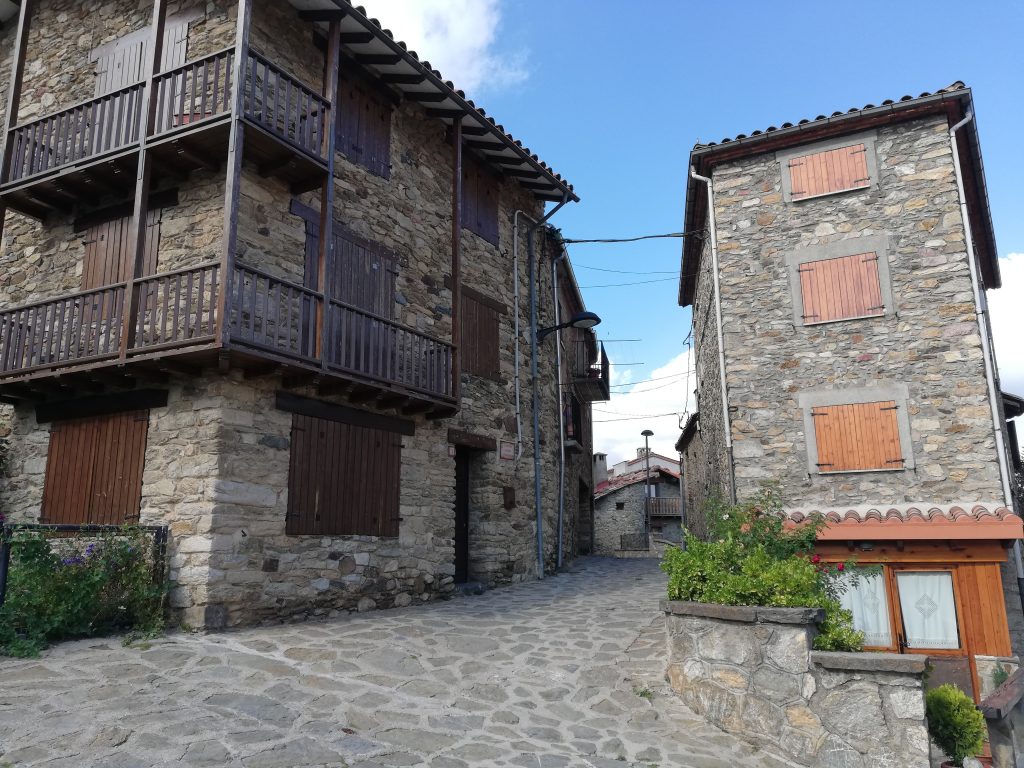 Pirenei catalani : case in pietra di Campelles.