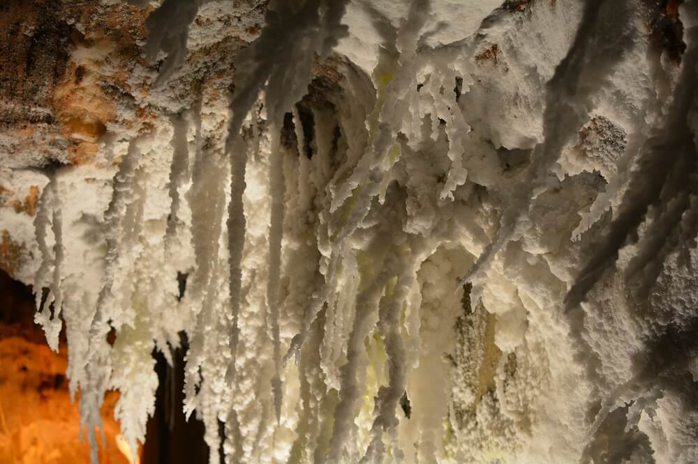 particolare delle stalattiti di sale. miniera di Cardona 