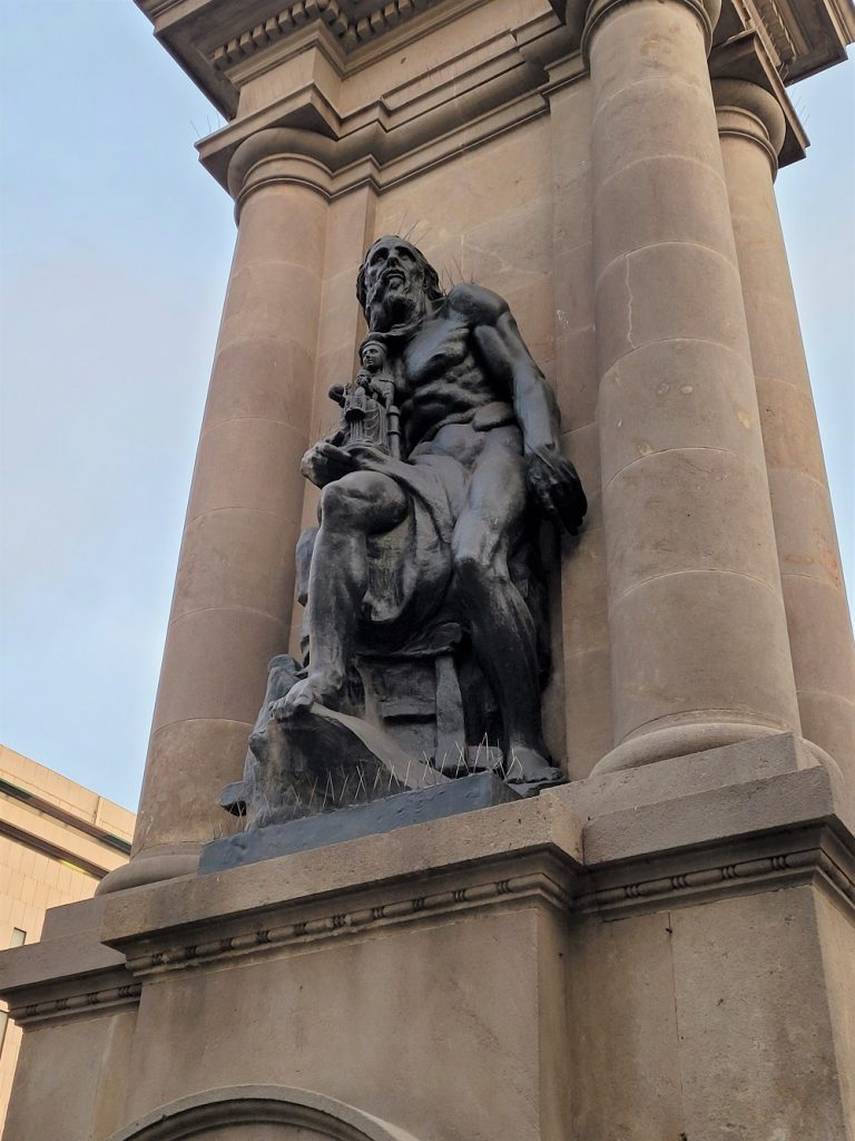 statua presente in plaza Cataluña